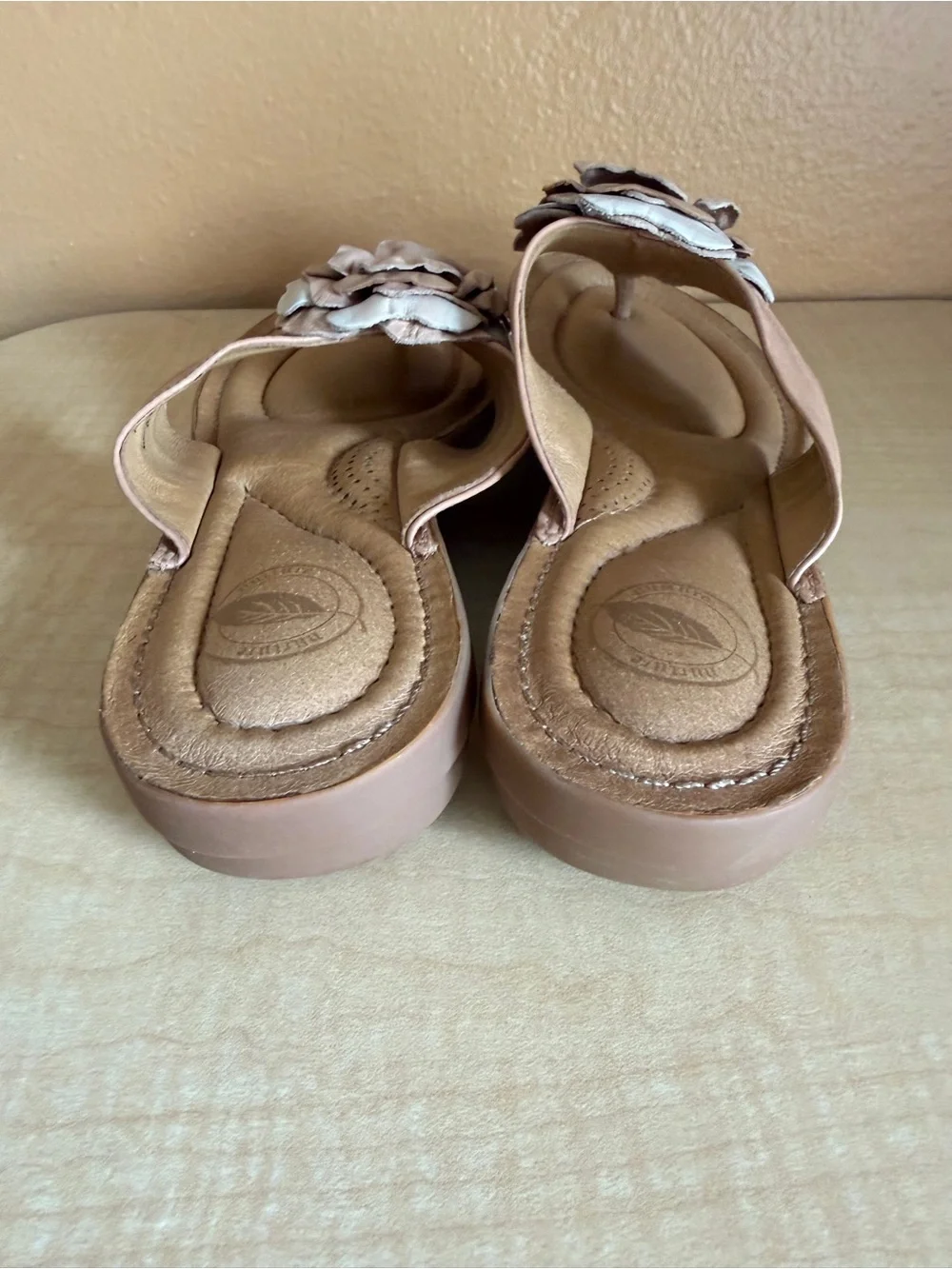🌼Nurture Tan Leather Floral Thong Comfortable Cushioned Sandals Size 7.5